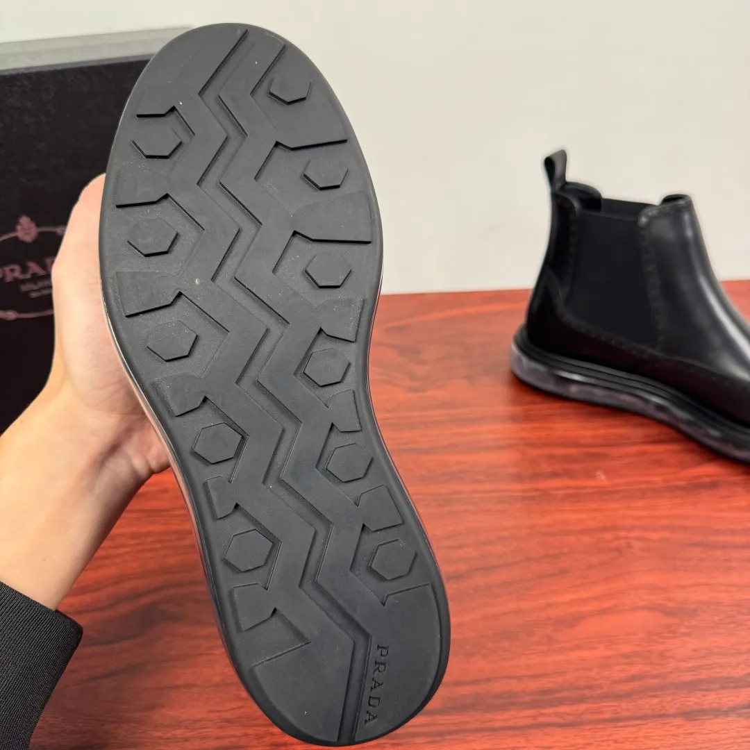 Batch 1020 Prada/Prada classic men's high-top air-cushion casual leather shoes, business formal leather shoes! Exclusive new air-cushion short boots for autumn and winter. Made in Guangdong, please pay attention to the details and pursue high quality. Italian original open-edge bead/matte calfskin styles are available. Low-key luxury, geometric tailoring, motorcycle imported from Germany, precision stitching, simple glossy classic European and American style, clear water chestnuts, brogue carving process, elastic band at the shoe opening, easy to put on and take off, standard formal wear, full calfskin lining, unique gold label foot pad from P family, heel webbing lift, stable and comfortable upper foot, original ultra-soft air cushion outsole, silver label PRADA letter logo decoration on the heel, rubber bottom wrapping, high comfort, excellent anti-slip performance, stitching technology Does not take off the sole, more durable, 3.5CM thick sole, more adaptable, can enter and exit various occasions, fine workmanship, clear edges and corners of the shoe shape, perfect as a work of art, quality assurance, complete package! Size: 38-39-40-41-42-43-44 Leather shoe size Item number: 2TG245 cowhide